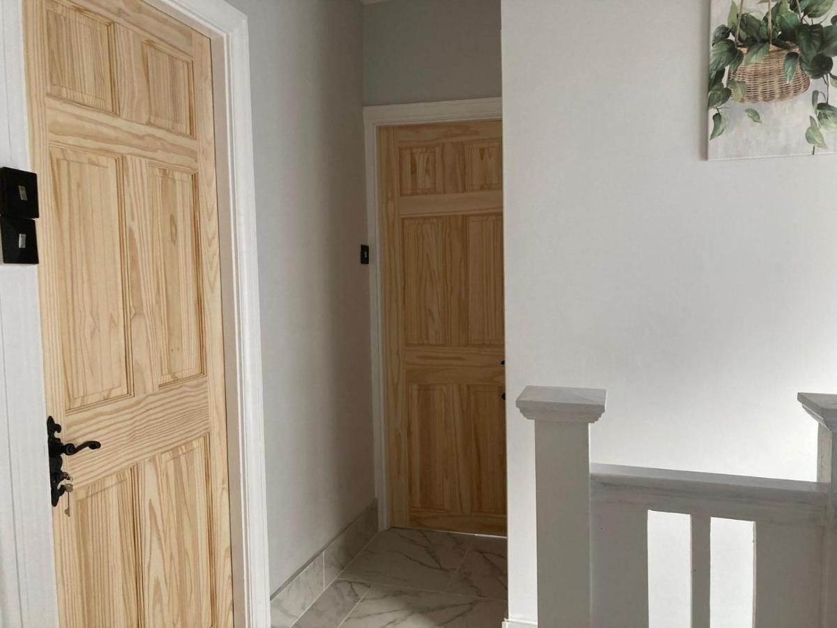 Surbiton Home With Free Parkings, Surbiton, Kingston Upon Thames, Surrey, Greater London Uk Exterior foto